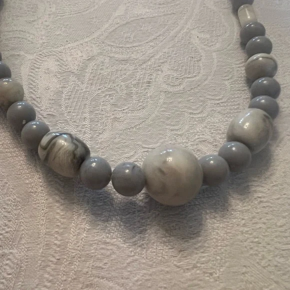 VINTAGE Gray Beaded Necklace And Earrings - Picture 4 of 4